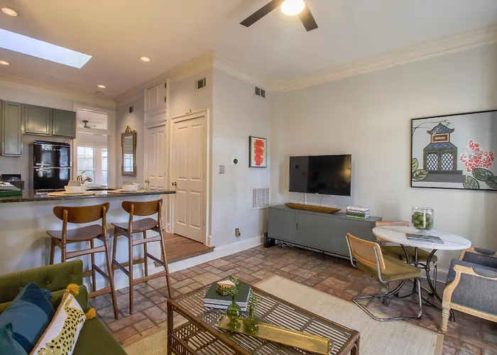Private Patio Retreat In Charming Downtown