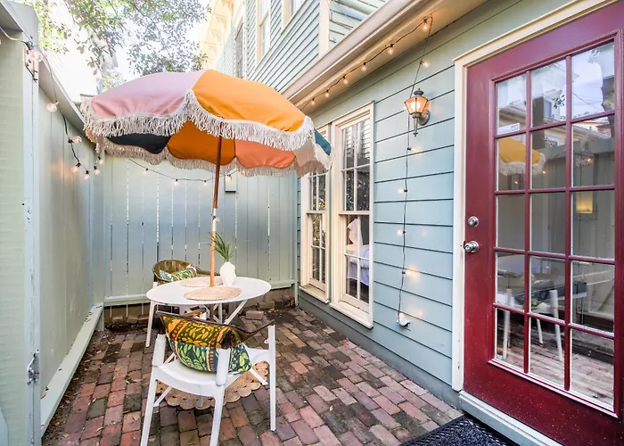 Private Patio Retreat In Charming Downtown