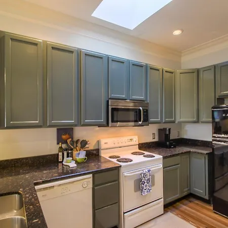 Private Patio Retreat In Charming Downtown Apartment Savannah Exterior photo