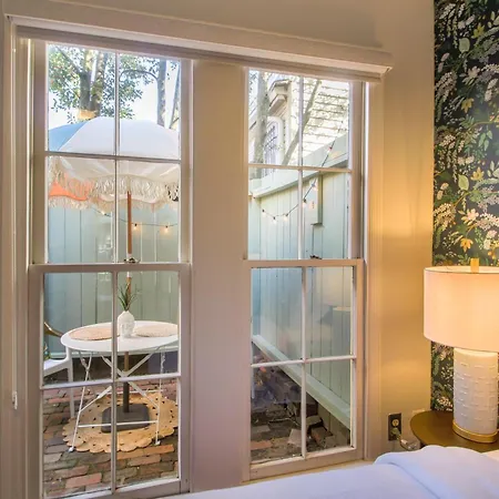 Private Patio Retreat In Charming Downtown Apartment Savannah Exterior photo