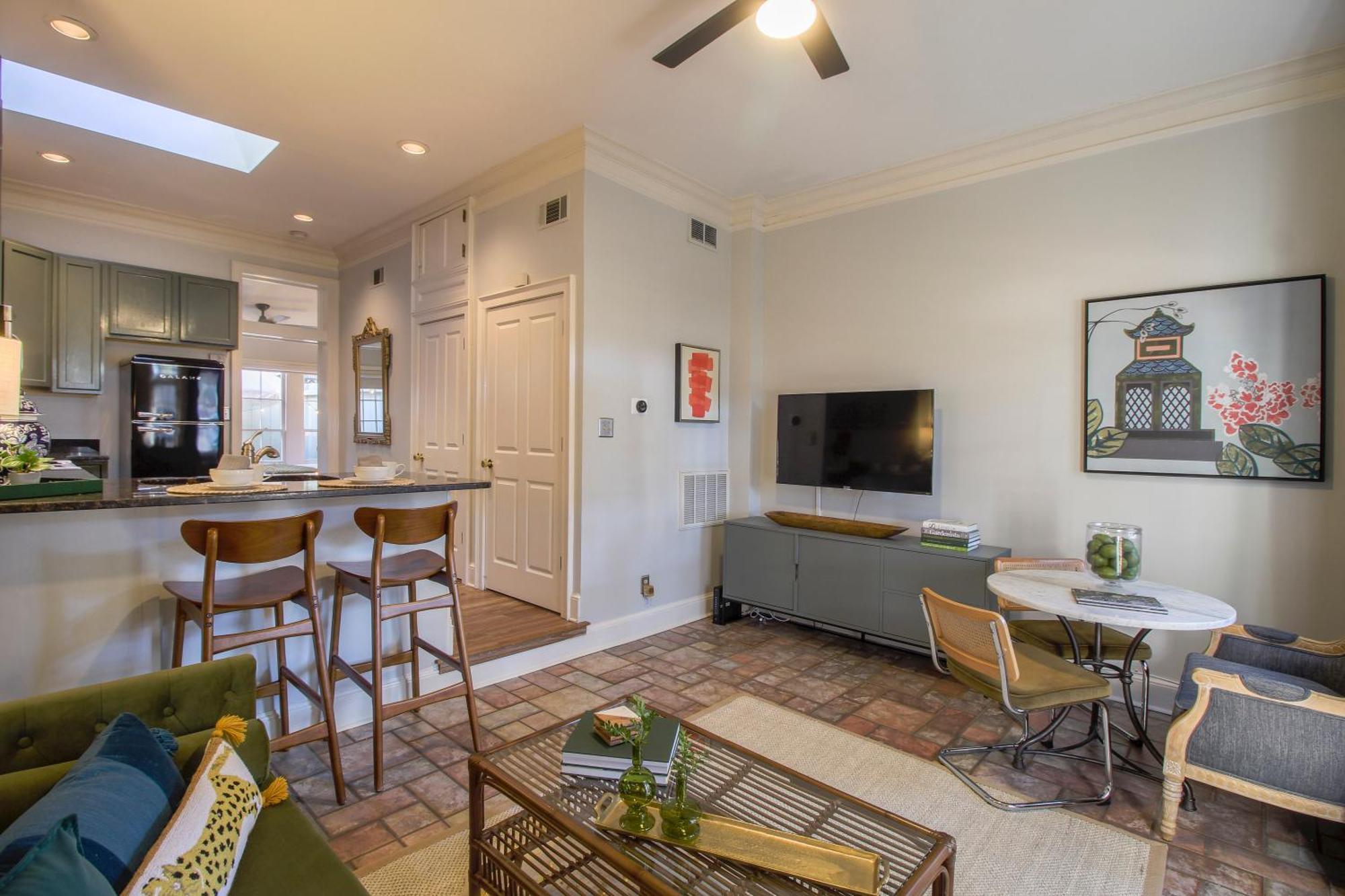 Private Patio Retreat In Charming Downtown Appartement