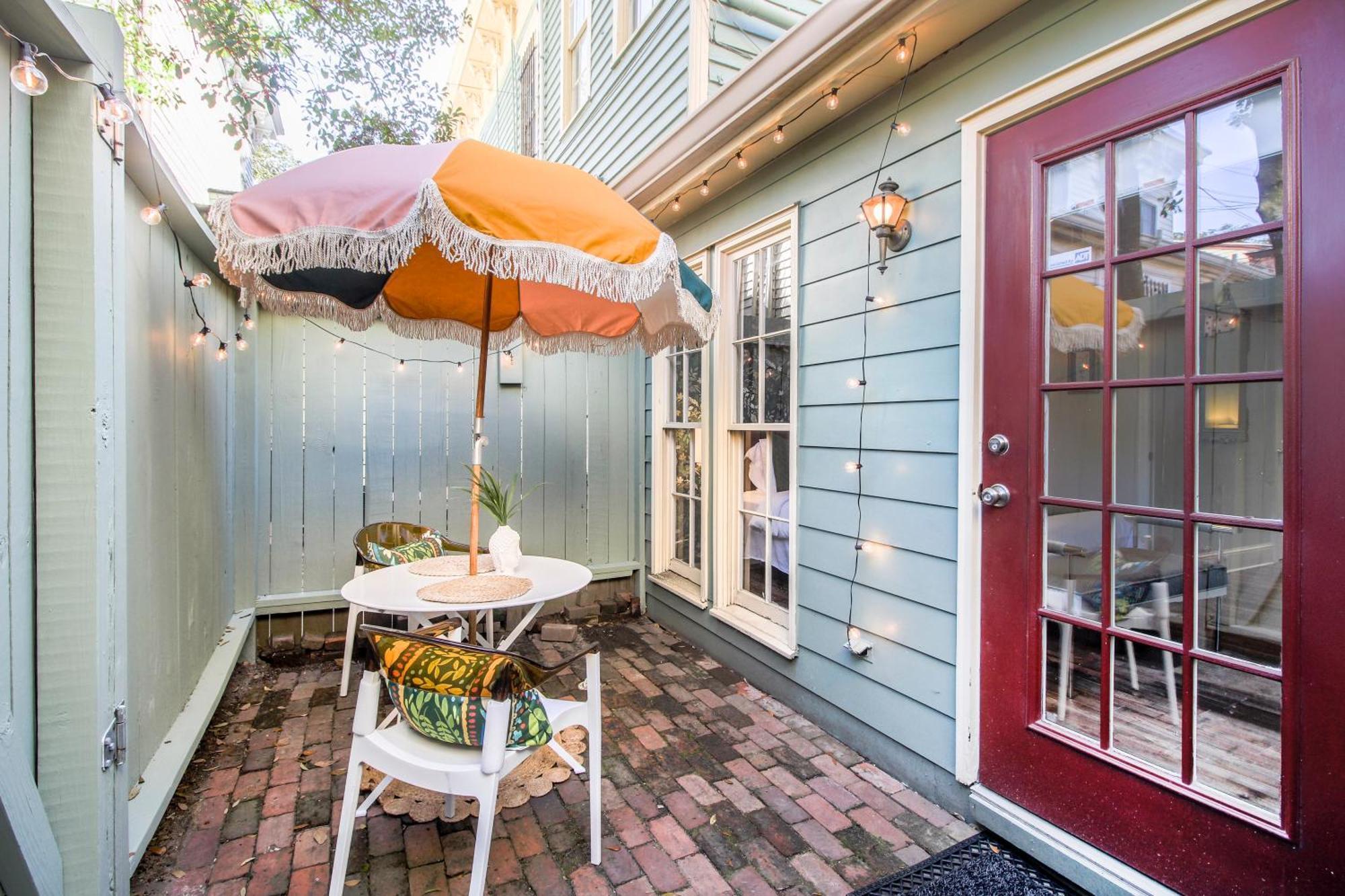 Private Patio Retreat In Charming Downtown Appartement *