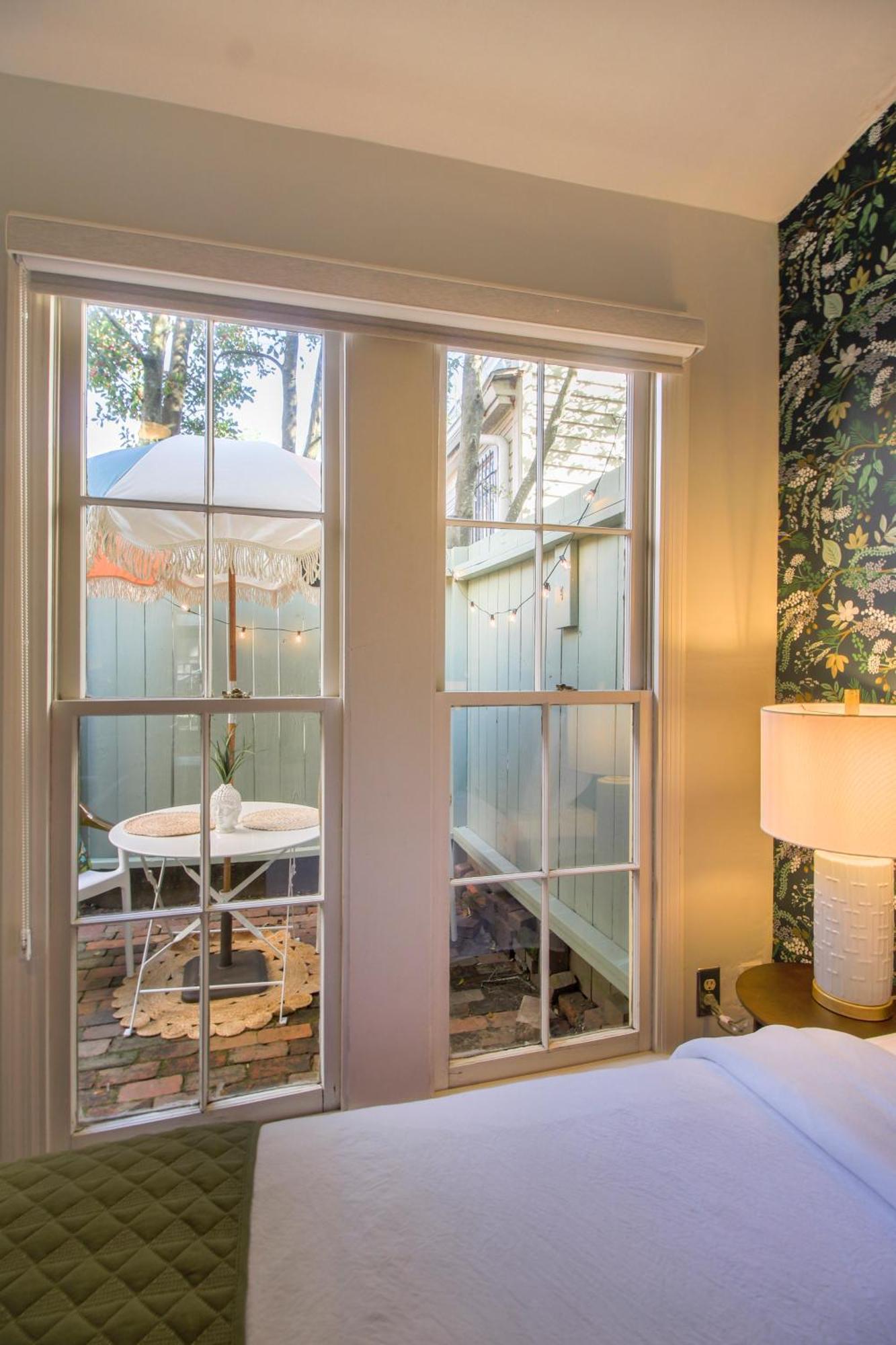 Private Patio Retreat In Charming Downtown Appartement *